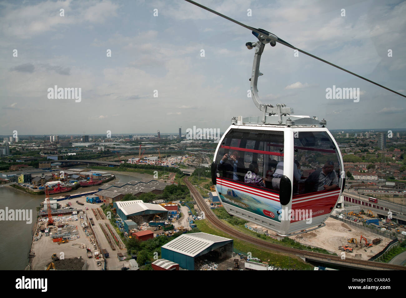 Vista da una funivia durante il lancio degli Emirati di linea ad aria, London, England, Regno Unito, Europa Foto Stock