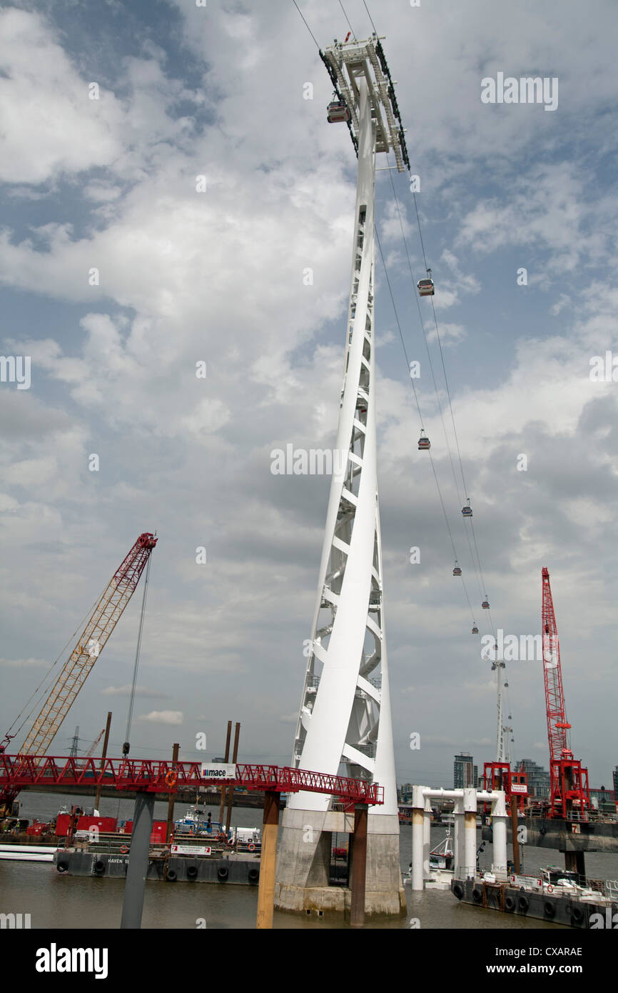 Vista della funivia pilastro durante il lancio degli Emirati di linea ad aria, London, England, Regno Unito, Europa Foto Stock