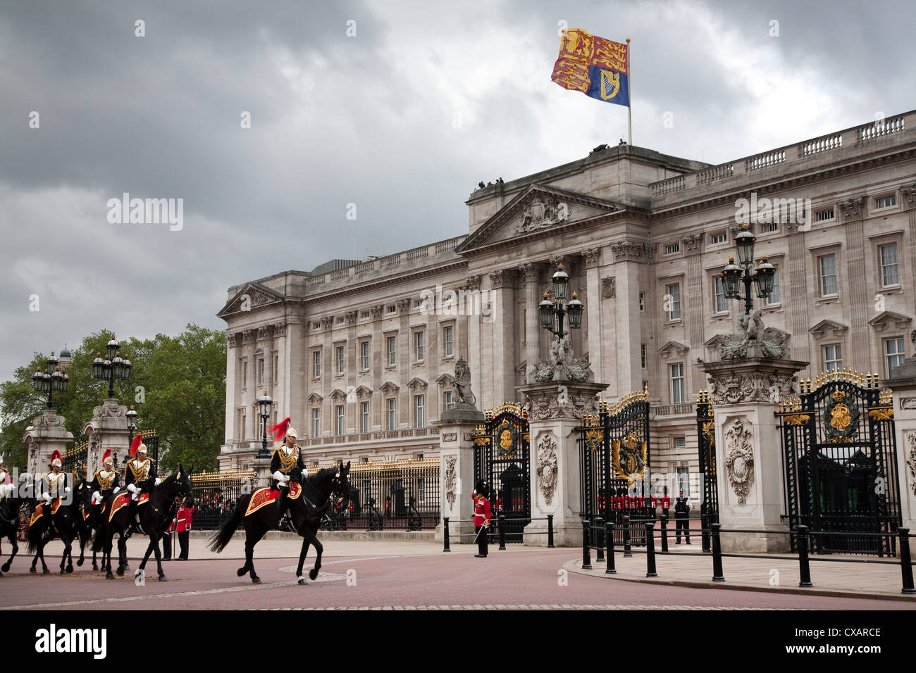 Cavalleria domestico al 2012 Trooping la cerimonia del colore sul Mall e a Buckingham Palace, London, England, Regno Unito Foto Stock