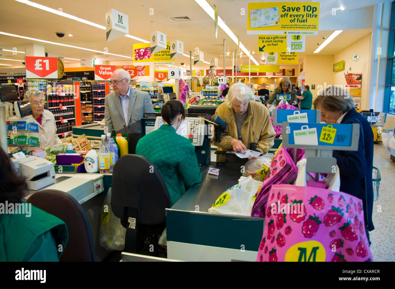 Morrisons Store del futuro concetto un anziana donna senior al checkout fino a Foto Stock