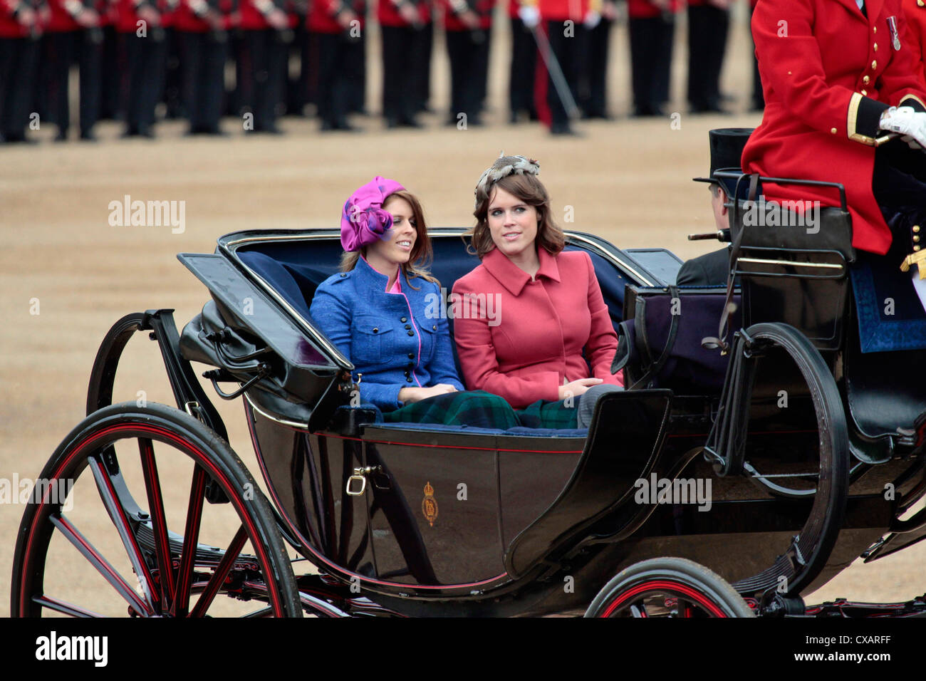 La principessa Beatrice e la principessa Eugenie di York, la Quuen il compleanno Parade, Whitehall, Horse Guards, Londra Foto Stock