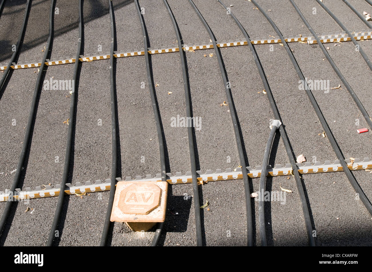 Il riscaldamento sotto pavimento essendo installato in lastra di calcestruzzo tubi tubo tubo di plastica dei tubi Foto Stock