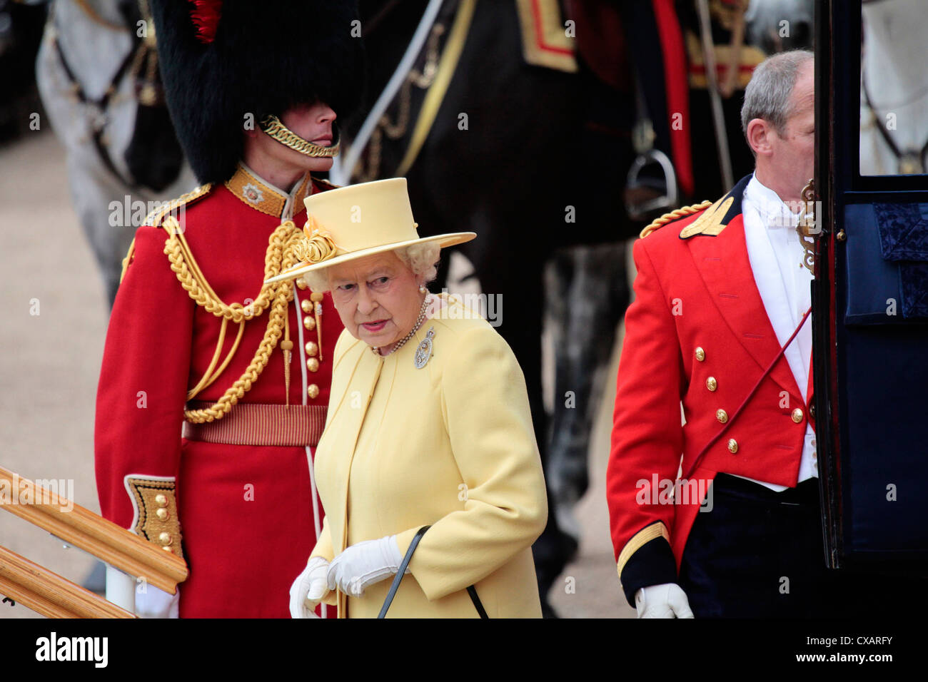 HM la regina, Trooping il colore 2012, la regina il compleanno Parade, Whitehall, Horse Guards, London, England, Regno Unito Foto Stock