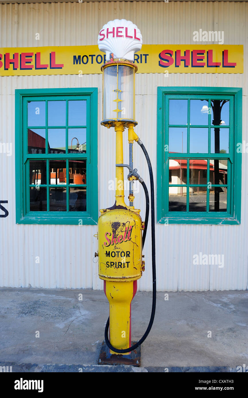 Antica pompa di benzina a Kimberley, Sud Africa e Africa Foto stock - Alamy