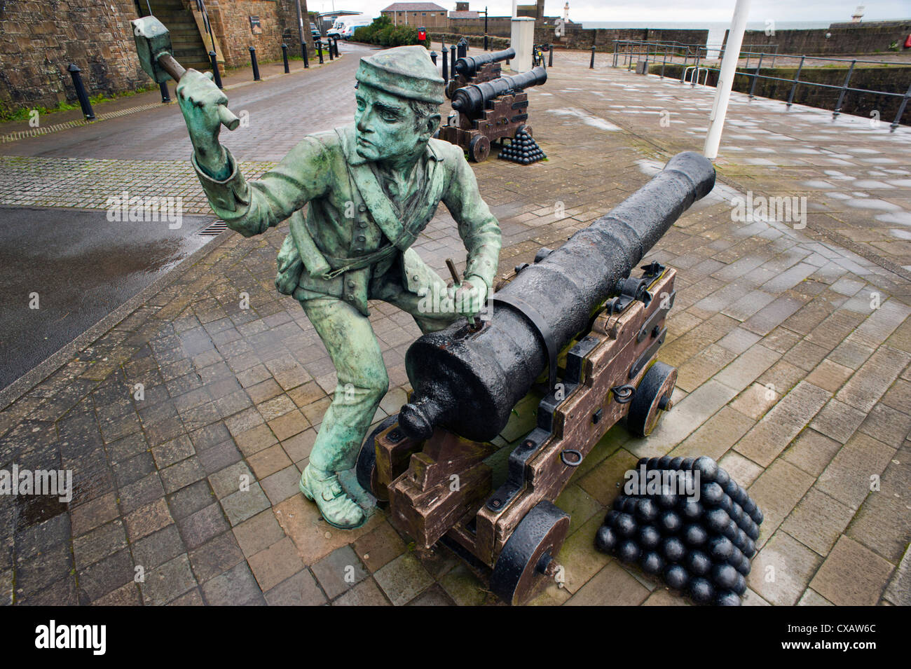 I cannoni e polvere di scultura di scimmia, Whitehaven Harbour, Cumbria Foto Stock