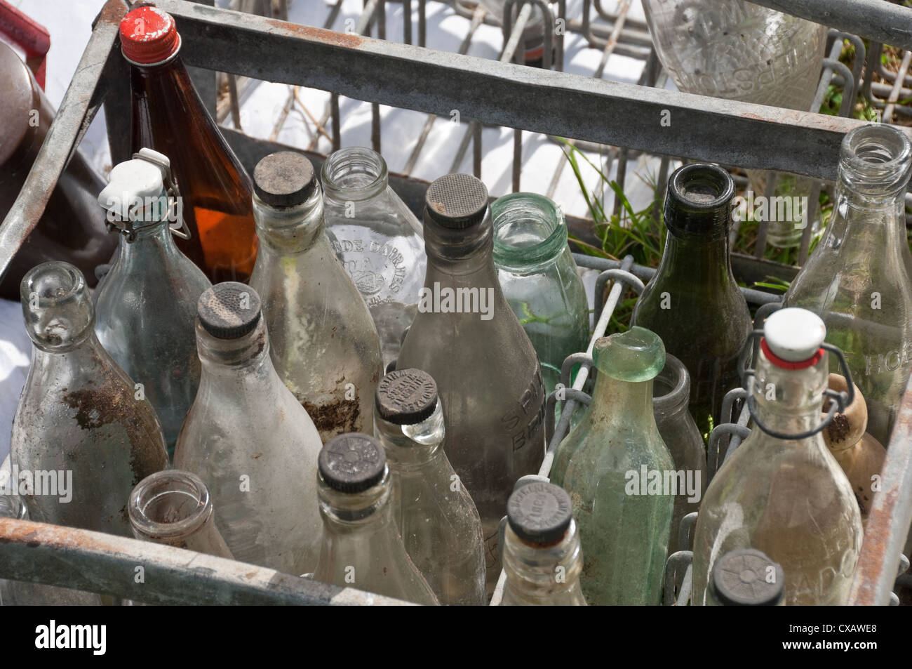 Primo piano del vecchio biberon di vetro in un latte cassa Foto Stock