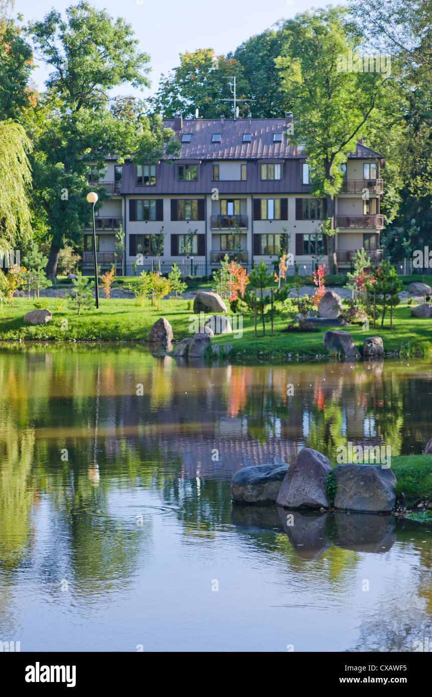 Giardino in stile Giapponese durante il periodo autunnale Foto Stock