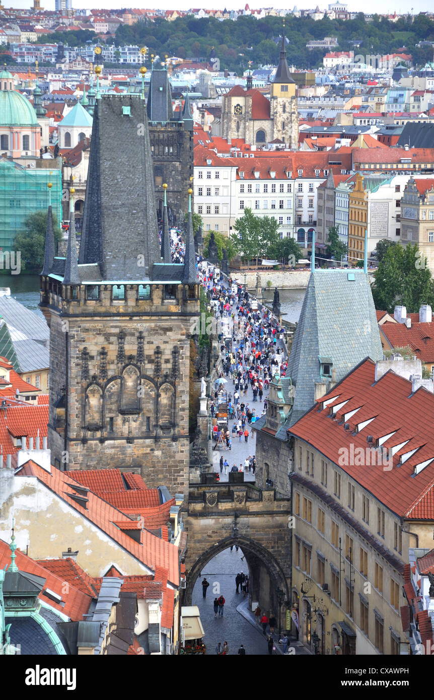 Vista del Quartiere Piccolo Tower e Charles Bridge,Praga, Repubblica Ceca. Foto Stock