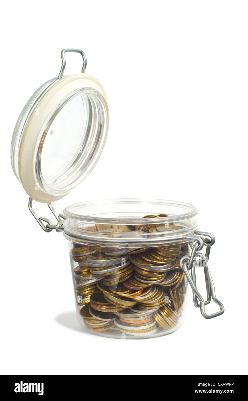 Le monete in un vaso isolato su sfondo bianco Foto Stock
