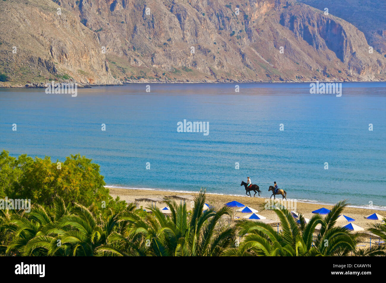 Due turisti a cavallo sulla spiaggia, Giorgioupolis, Creta, Isole Greche, Grecia, Europa Foto Stock