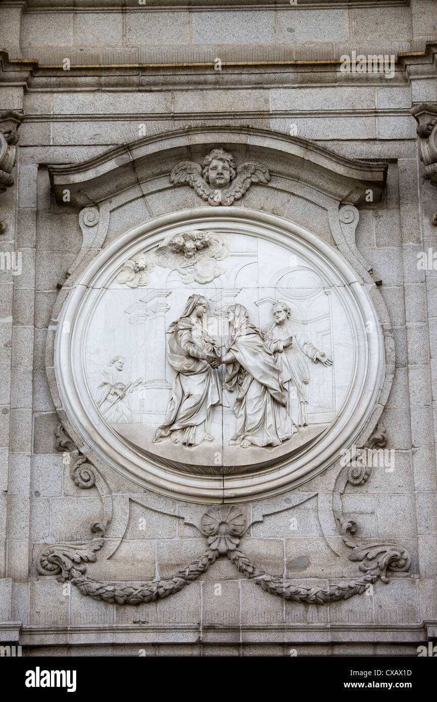 Medaglione di rilievo con il tema di La Visitacion esterno sulla facciata anteriore della Santa Barbara Chiesa a Madrid, Spagna. Foto Stock