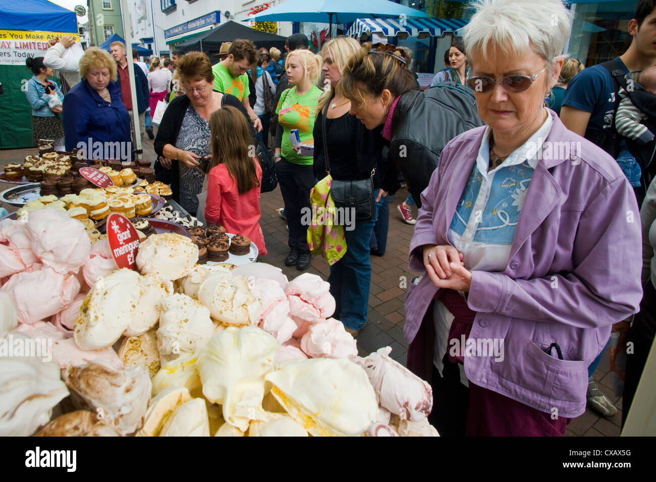 Onorevoli navigando bancarella vendendo meringhe e dolci a Abergavenny Food Festival Foto Stock