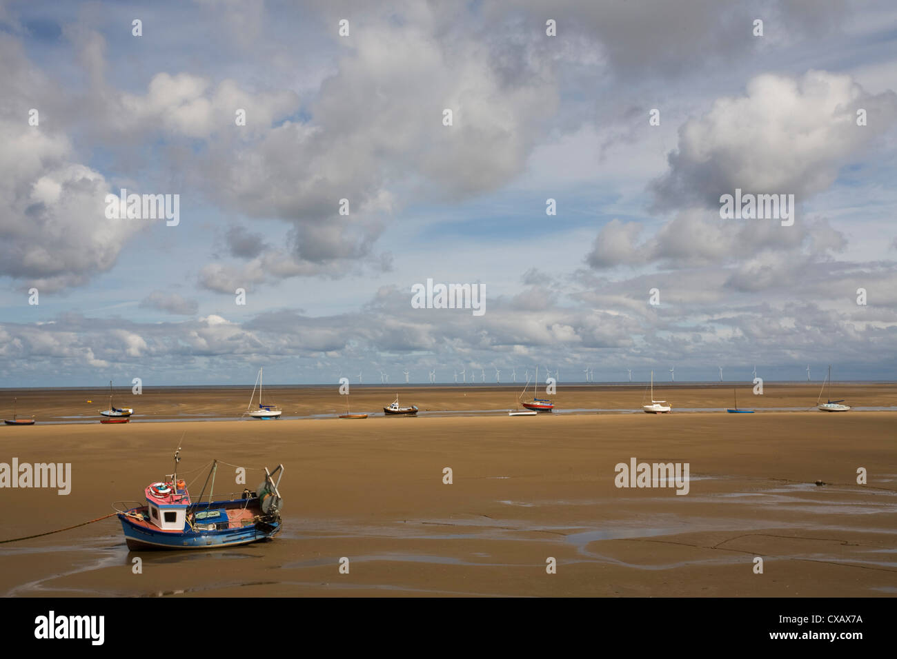 Barche sulla spiaggia nei pressi di New Brighton, Wirral Peninsula, Merseyside England, Regno Unito, Europa Foto Stock