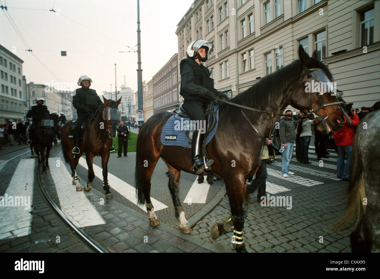 Il Team di equitazione a Marsz Rownosci (marzo di uguaglianza) a Posen (Poznan), Polonia Foto Stock