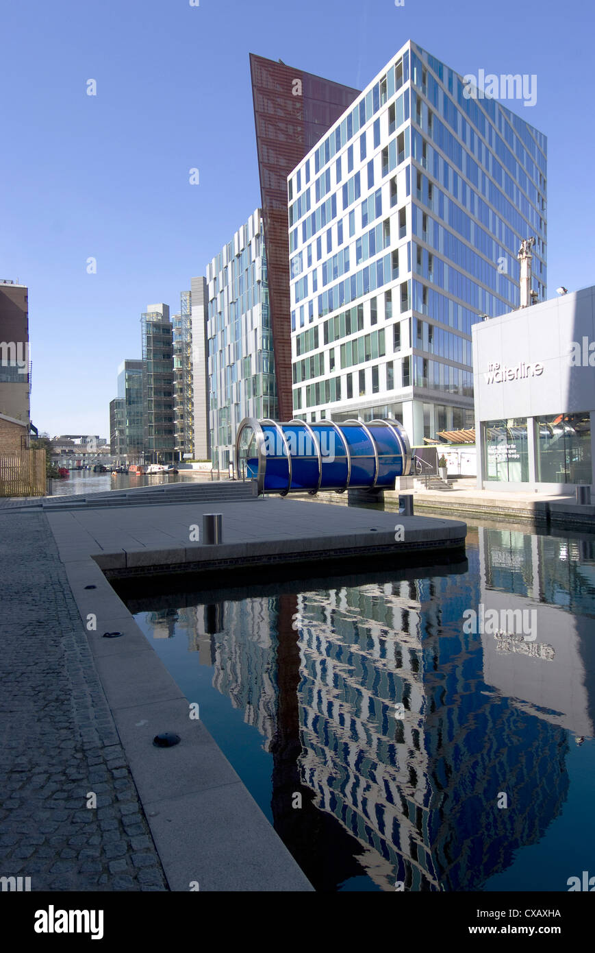 Il nuovo sviluppo architettonico accanto a Paddington Basin, parte del Regent's Canal, London, W2, England, Regno Unito Foto Stock