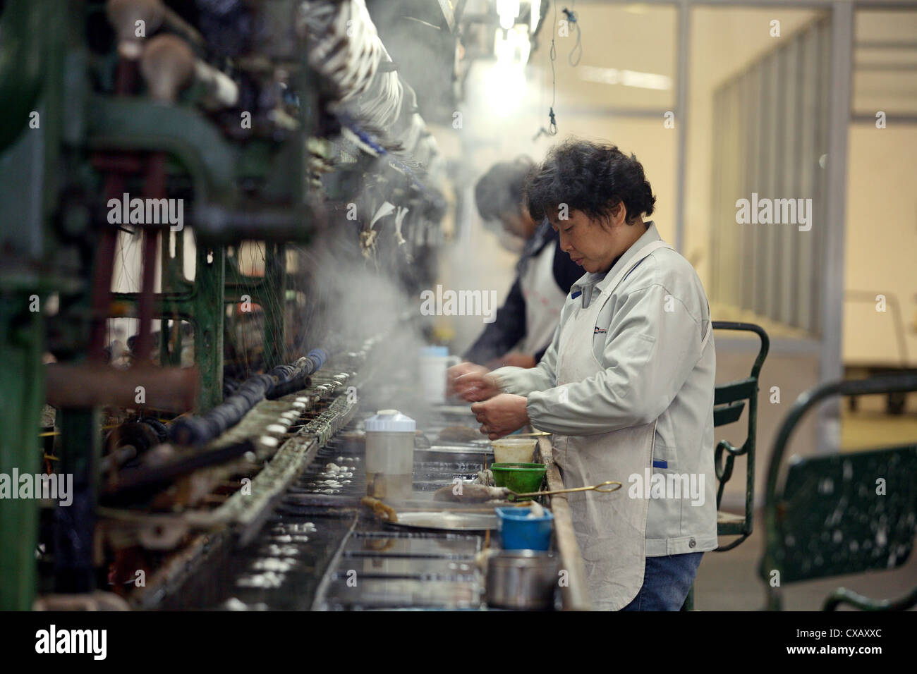 Suzhou, le donne a lavorare nel mulino di seta Foto Stock