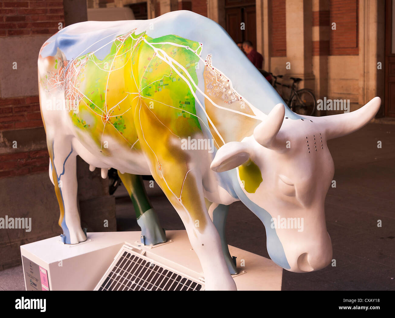 Una delle vacche in un colorato Cow Parade punteggiata di Toulouse Haute Garonne Midi-Pirenei Francia Foto Stock