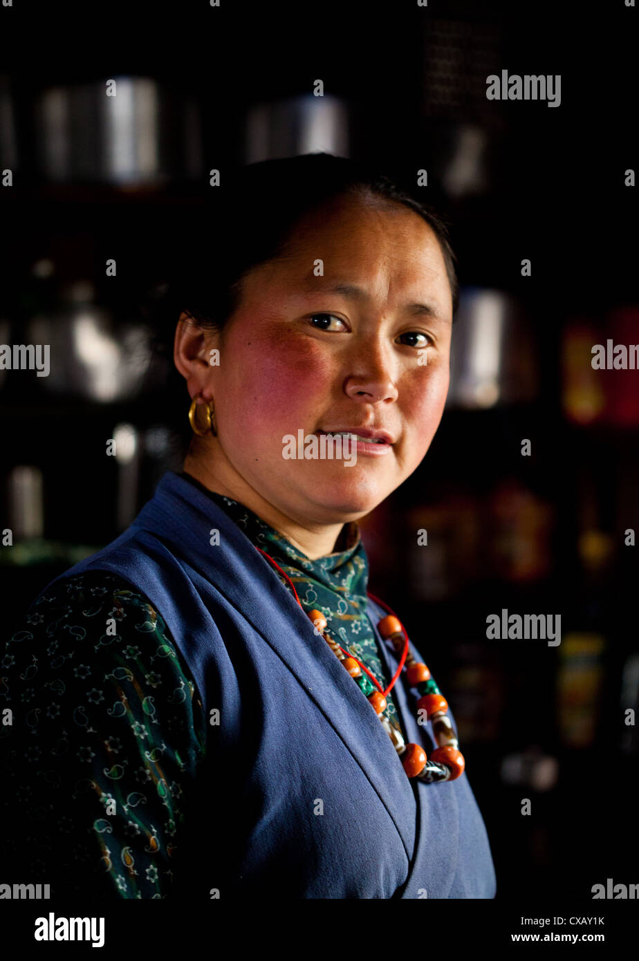 Ritratto di una donna Tamang indossando abiti tradizionali e sorridente in una locanda, Langtang Valley, Nepal Foto Stock