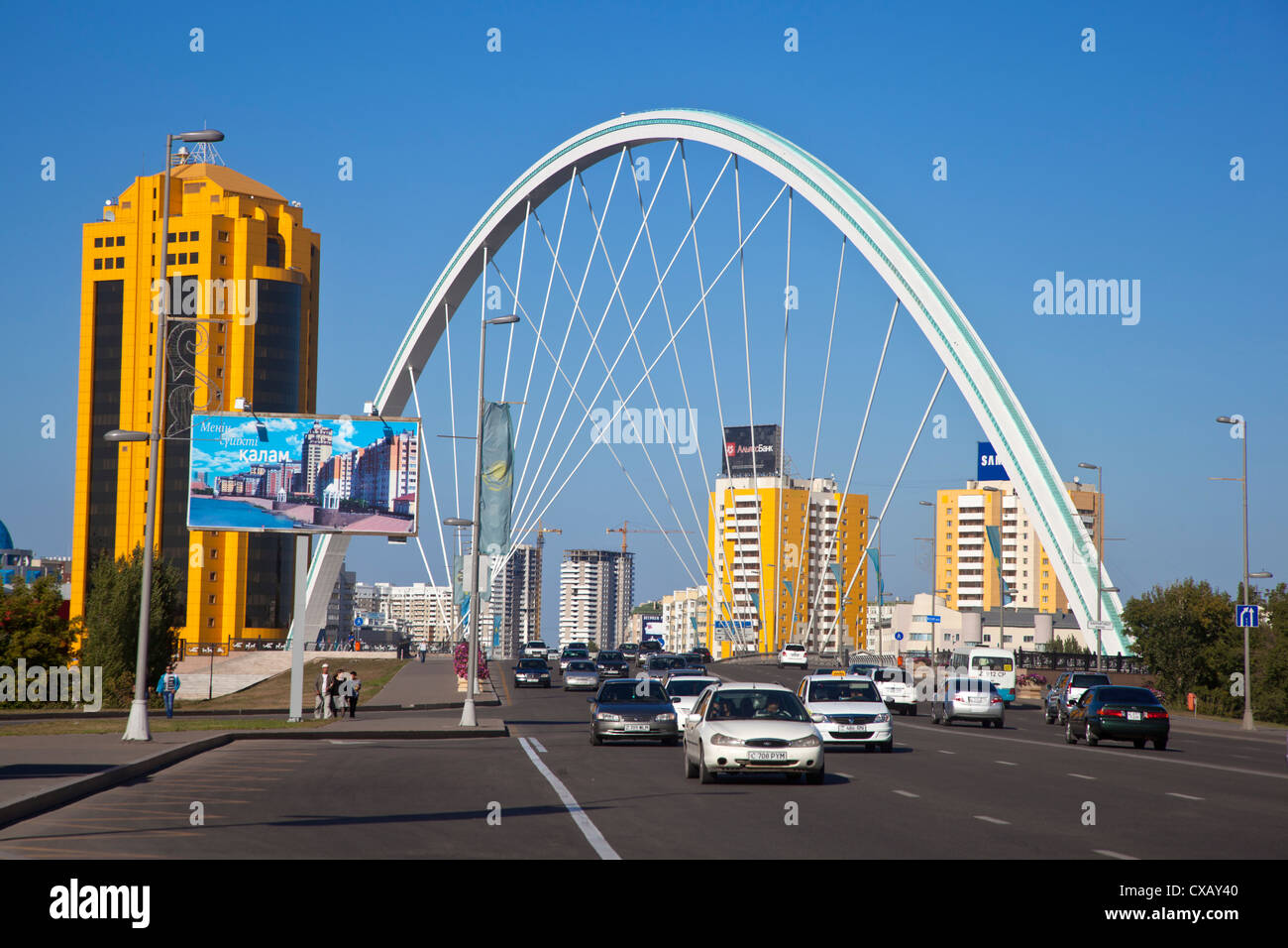 Il traffico sul ponte sopra il fiume Ishim, guardando verso la città vecchia, Astana, in Kazakistan e in Asia Centrale, Asia Foto Stock