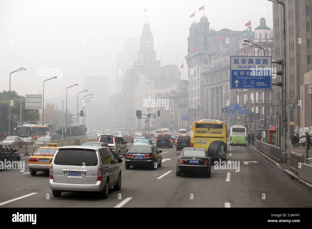 Shanghai, Rush Hour nel centro della città sul Bund nella nebbia Foto Stock