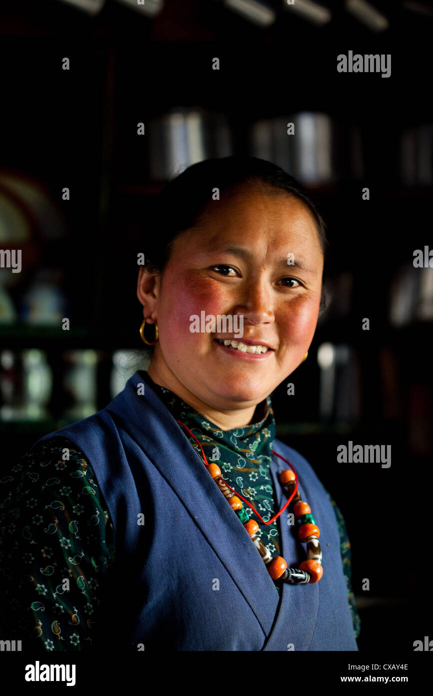 Ritratto di una donna Tamang indossando abiti tradizionali e sorridente in una locanda, Langtang Valley, Nepal Foto Stock