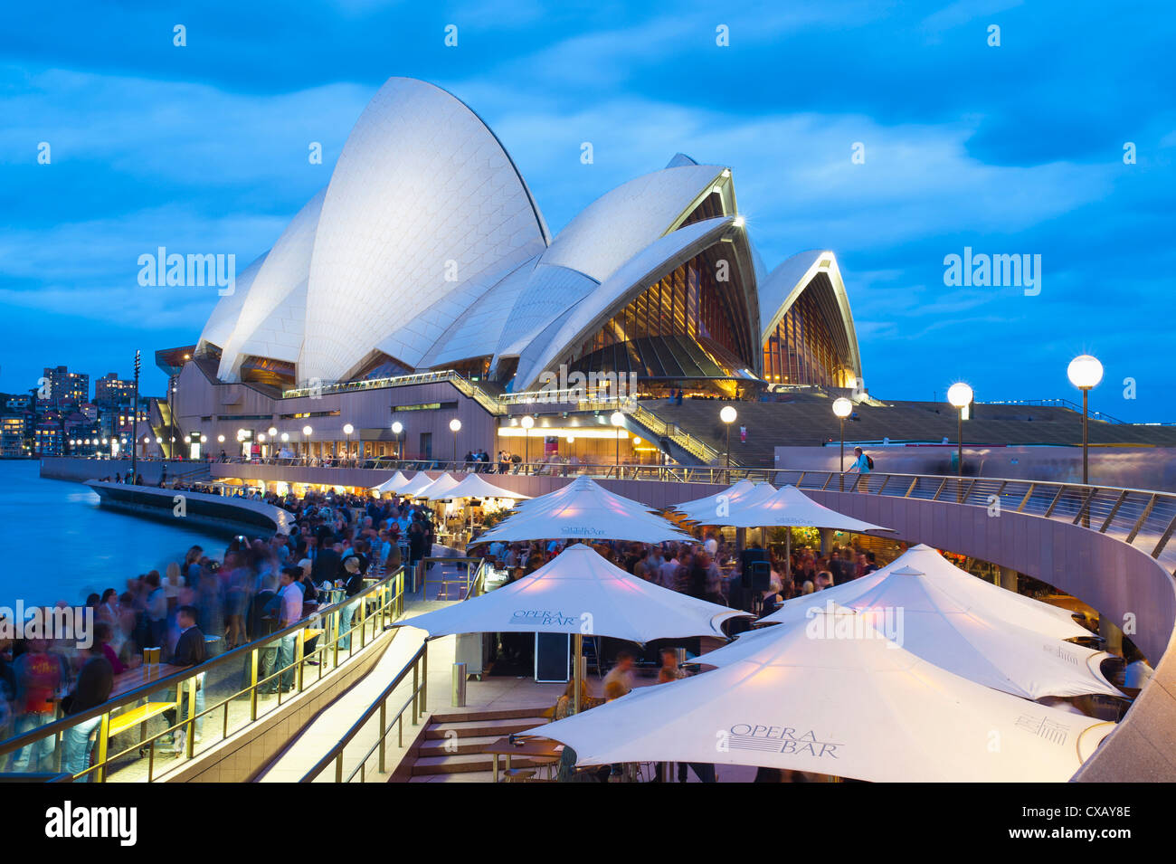 La gente all'Opera Bar nella parte anteriore della Sydney Opera House, Sito Patrimonio Mondiale dell'UNESCO, di notte, Sydney, Nuovo Galles del Sud, Australia Foto Stock