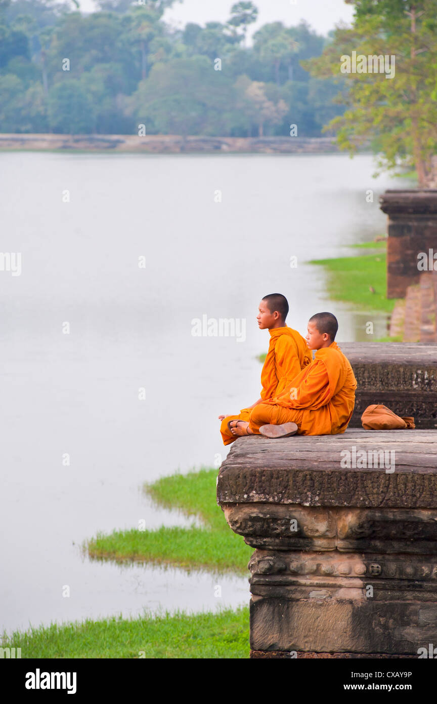 I monaci buddisti seduta a Angkor Wat, Angkor, Sito Patrimonio Mondiale dell'UNESCO, Siem Reap, Cambogia, Indocina, sud-est asiatico Foto Stock