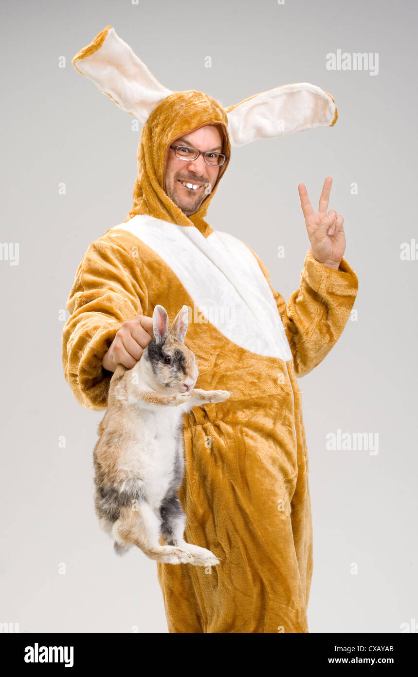 Riedlingen, un uomo vestito come un coniglio Foto stock - Alamy