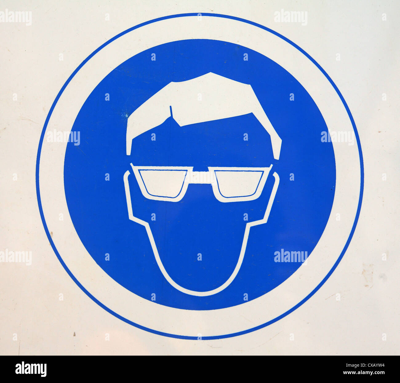 Foto di simbolo, indossare una protezione per gli occhi Gebotsschild Foto Stock