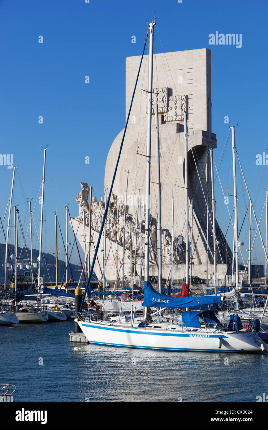 Il Monumento delle Scoperte attraverso marina Doca de Belem, Belem, Lisbona, Portogallo, Europa Foto Stock
