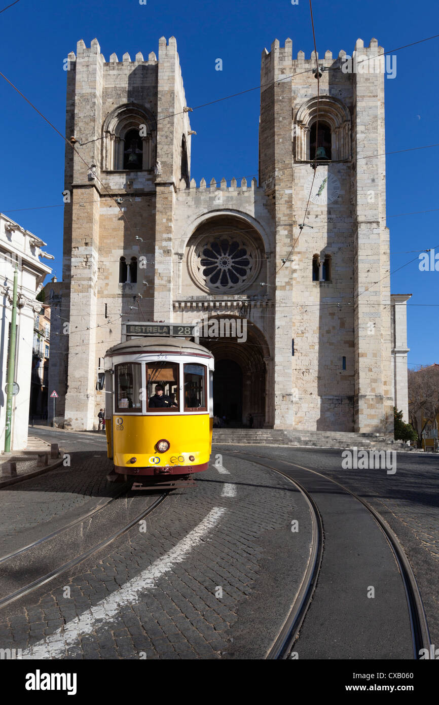 Se Cathedral e il tram (electricos), Alfama, Lisbona, Portogallo, Europa Foto Stock