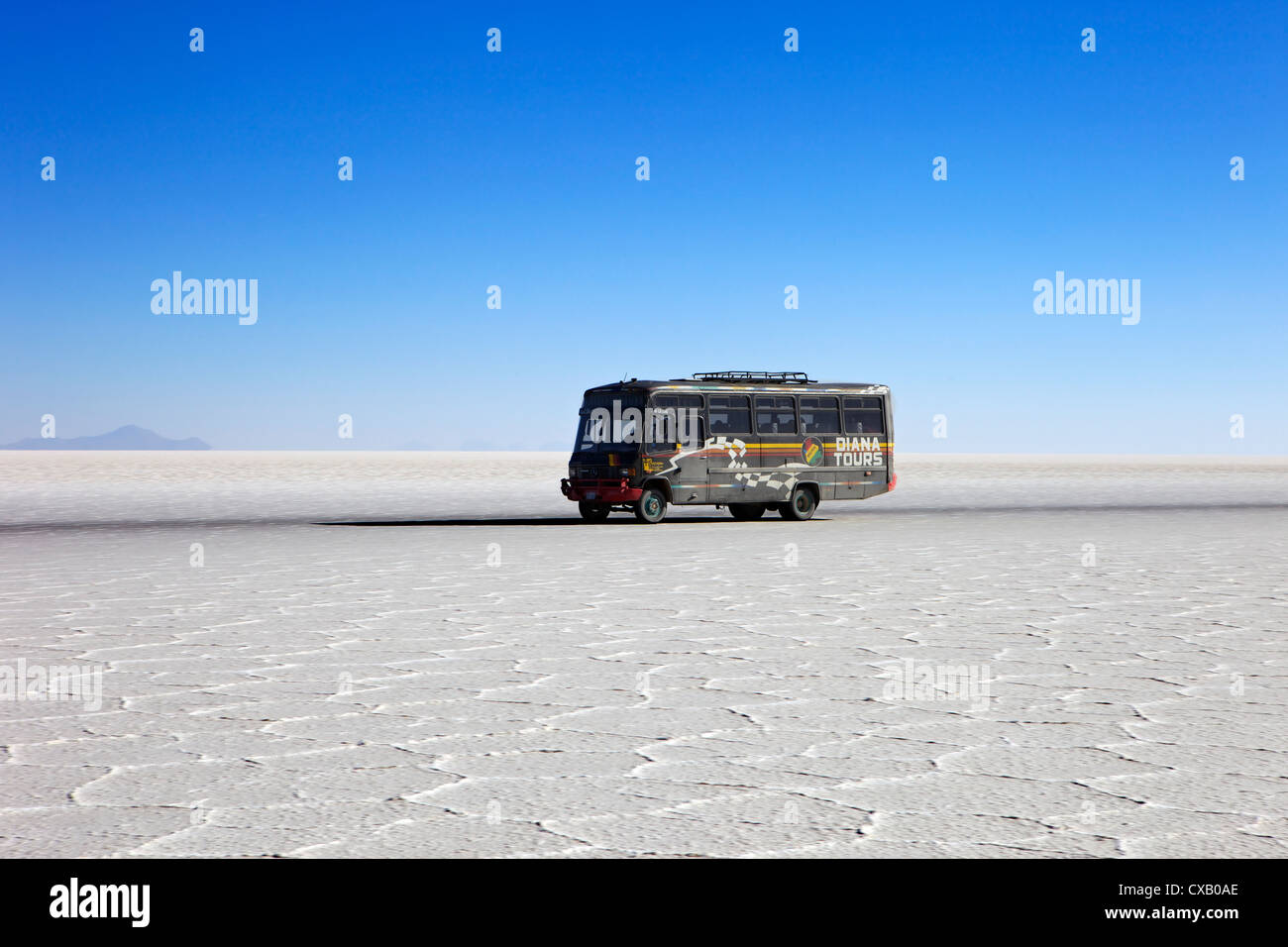 Bus sul Salar de Uyuni, la più grande distesa di sale nel mondo, a sud-ovest della Bolivia, Sud America Foto Stock