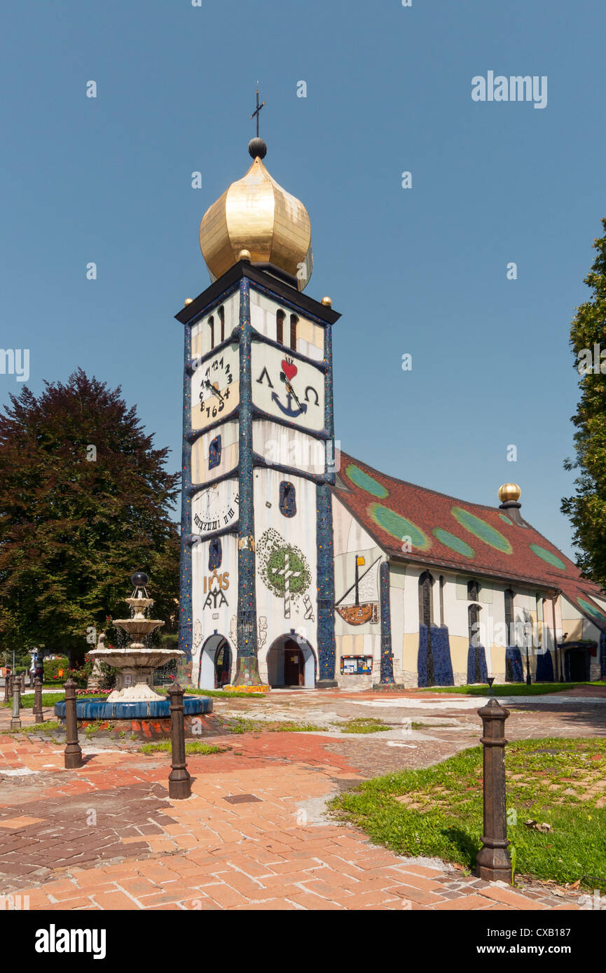 Chiesa di Santa Barbara disegnata da Hundertwasser, Barnbach (Baernbach), Stiria, Austria Foto Stock