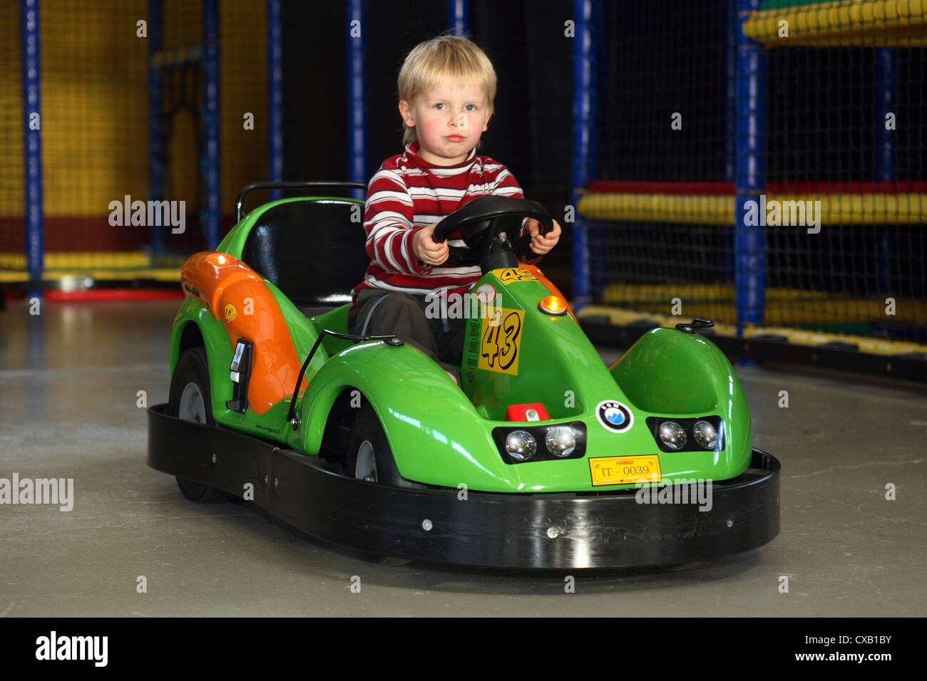 Rostock, bambino sulla pista di kart in Kinderland Rostock Foto Stock