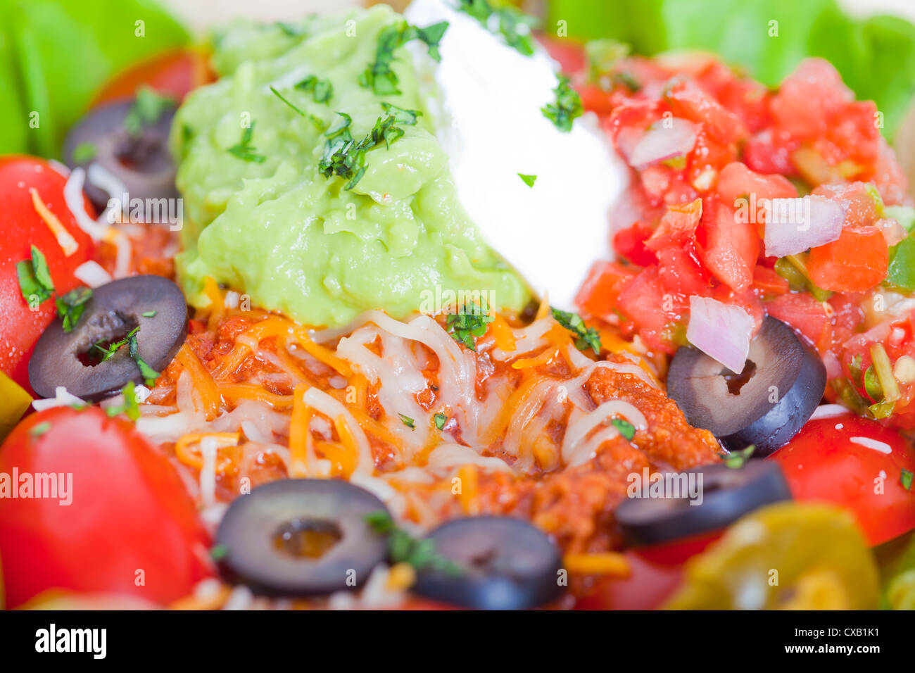 Taco insalata in una tortilla cotta macro Foto Stock