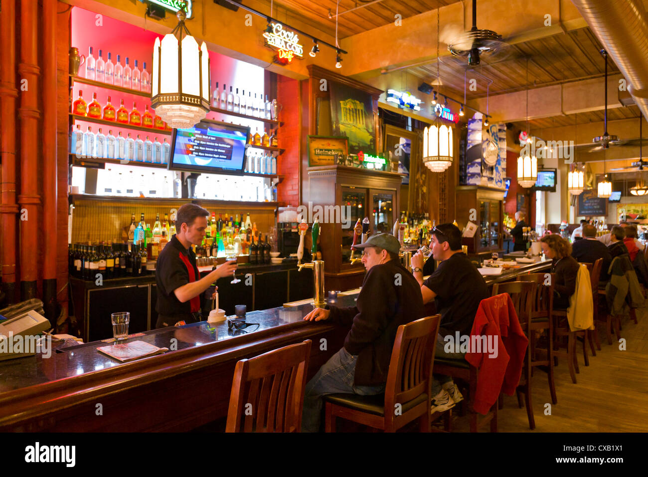 Patroni gustando un drink presso un pub, Toronto, Ontario, Canada, America del Nord Foto Stock