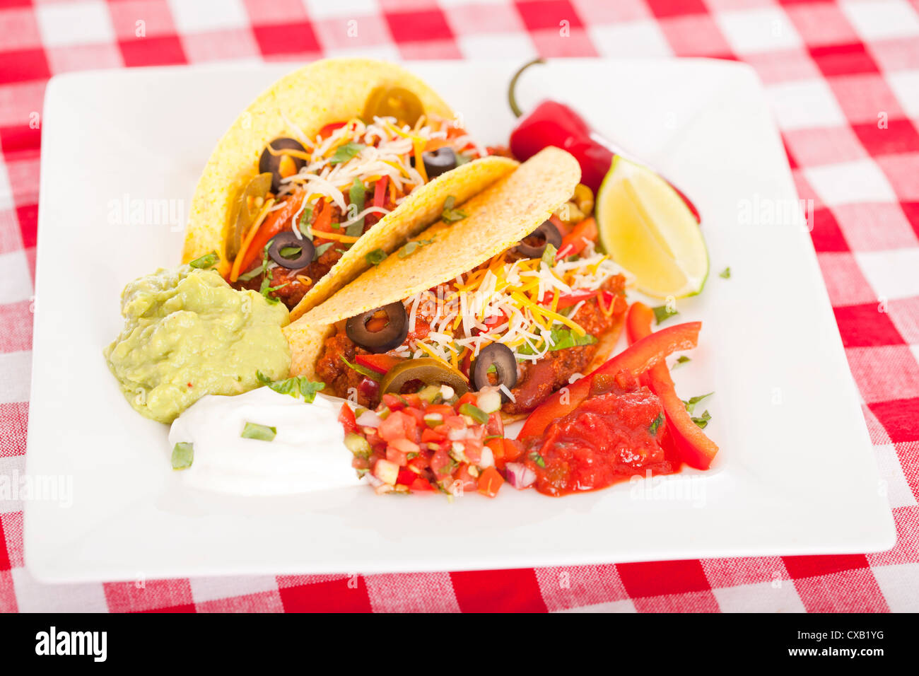 Tacos di manzo con formaggio di lattuga e pomodoro Foto Stock