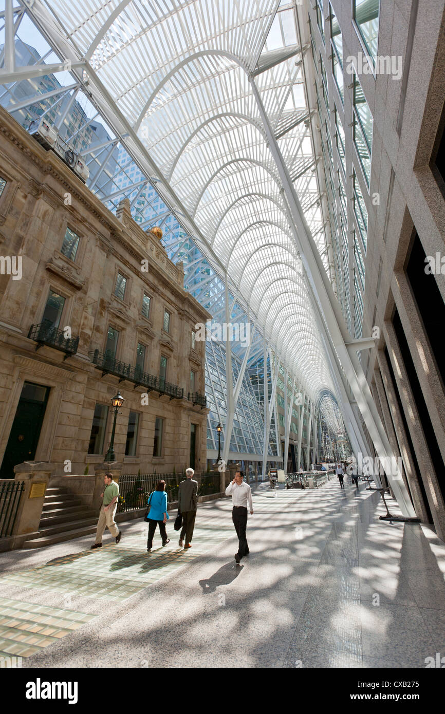I pedoni a piedi attraverso la galleria atrium, Brookfield Place, precedentemente noto come BCE Place, Toronto, Ontario, Canada Foto Stock