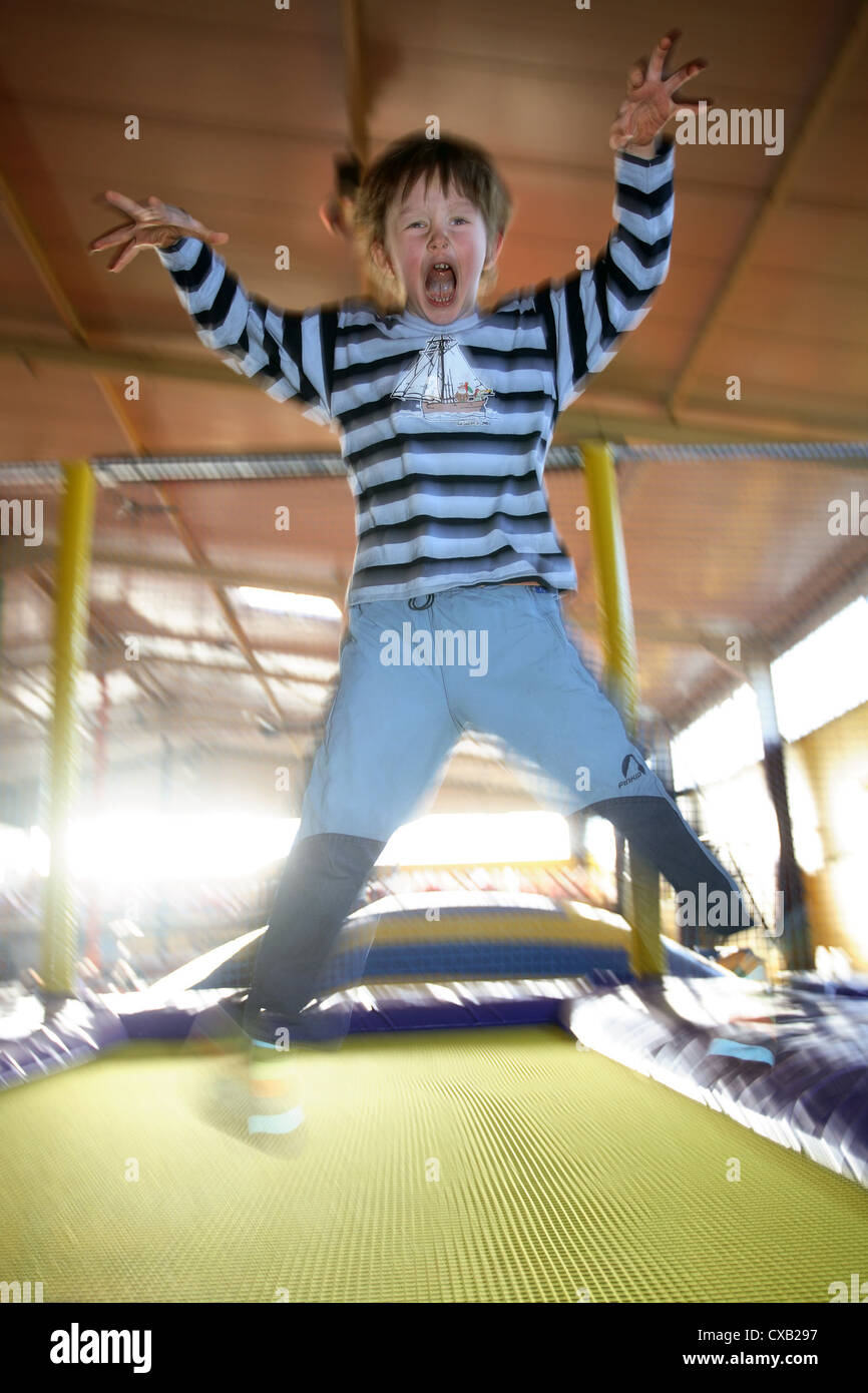 Rostock, bambino salti su un trampolino in Kinderland Rostock Foto Stock
