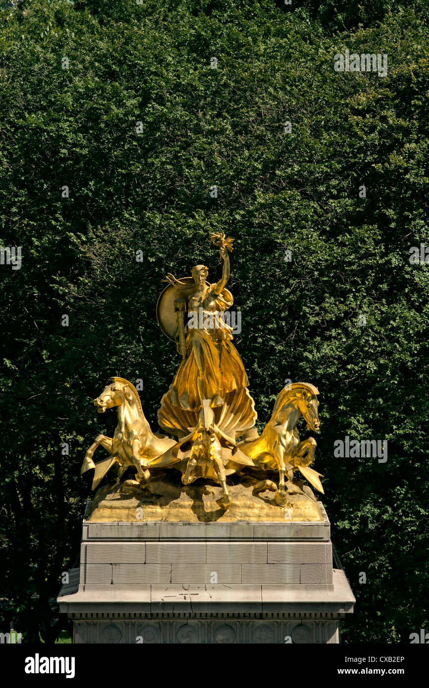 Bronzo dorato statua in cima USS Maine monumento nazionale, a sud ovest di ingresso al Central Park di New York, NY, USA Foto Stock