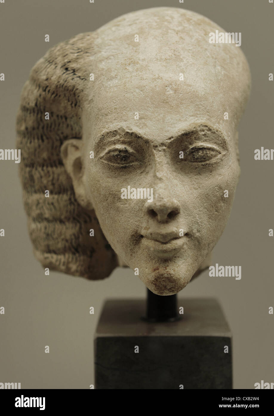 Testa da una statuetta di una principessa. Calcare. Probabilmente da el-Amarna, Egitto. Periodo di Amarna, c. 1365-1347 A.C. Foto Stock