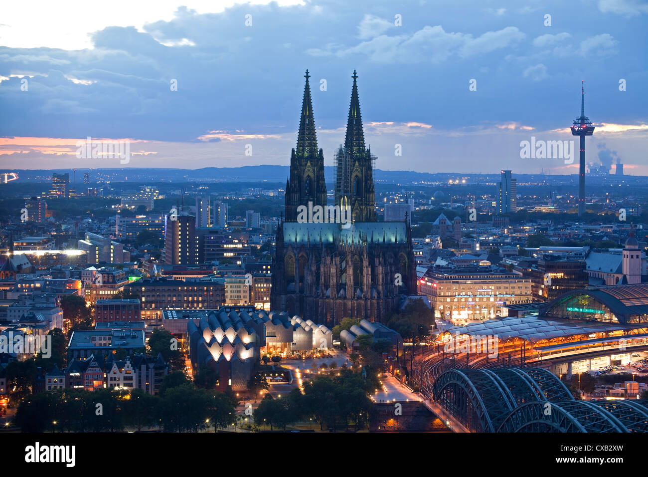 Accesa la cattedrale di Colonia durante le ore di colore blu, Colonia, nella Renania settentrionale-Vestfalia, Germania, Europa Foto Stock