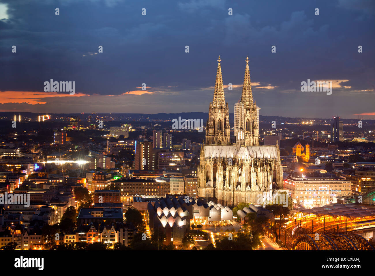 Accesa la cattedrale di Colonia durante le ore di colore blu, Colonia, nella Renania settentrionale-Vestfalia, Germania, Europa Foto Stock
