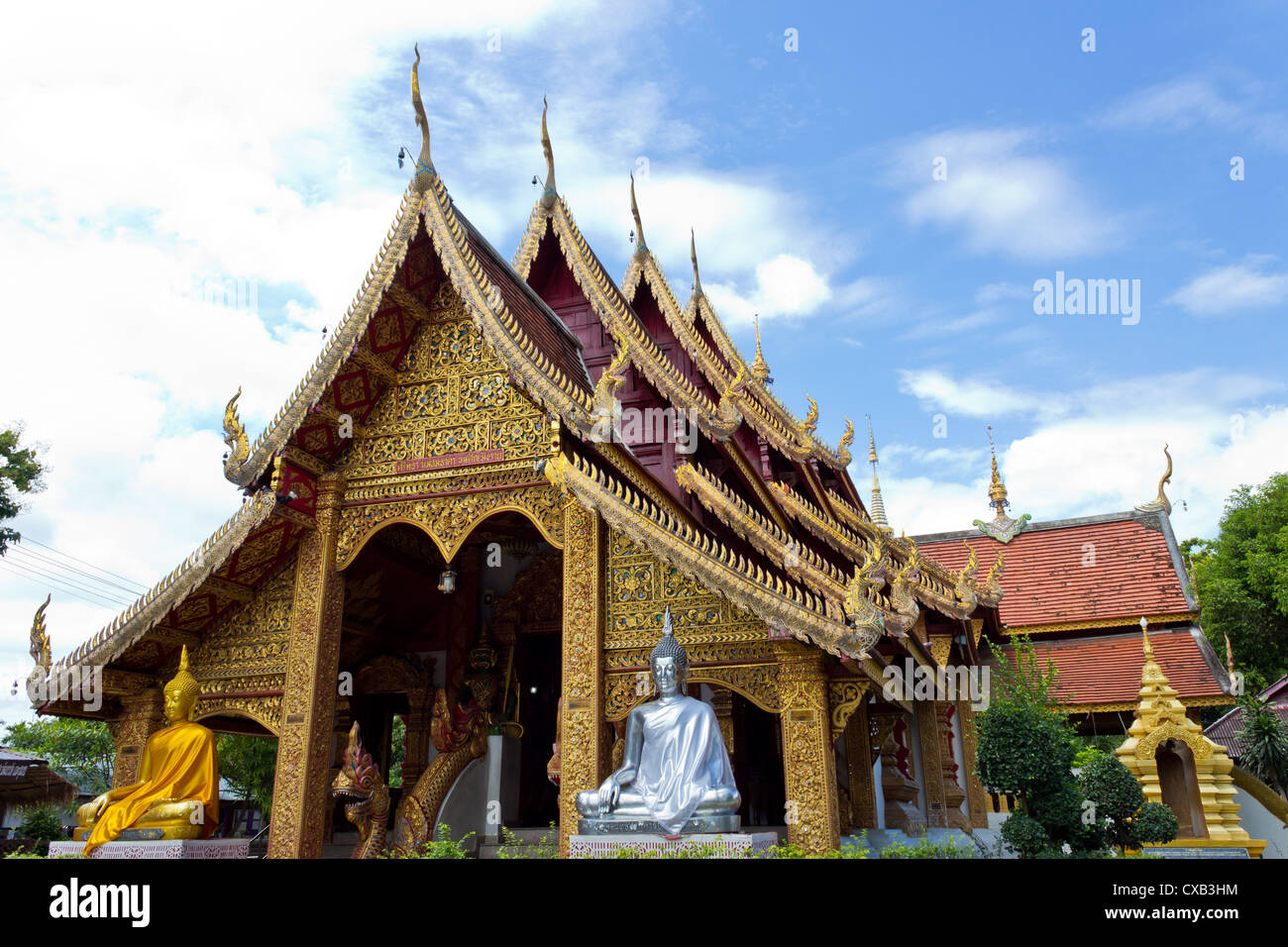 Thailandia edificio buddista con 2 immagini di Buddha seduto davanti. Foto Stock