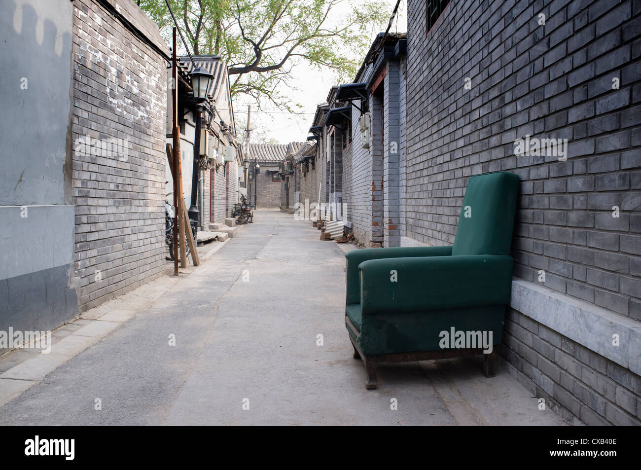 Sedia verde in vuote hutong o corsia a Beijing in Cina Foto Stock