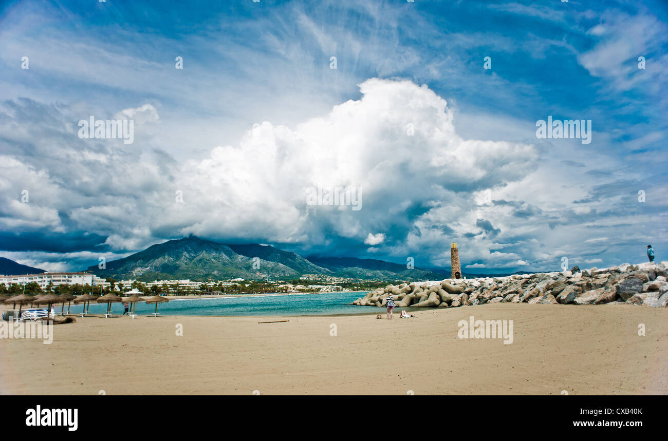 Vista spettacolare delle montagne di una spiaggia di Puerto Banus, vicino a Marbella in Spagna Foto Stock