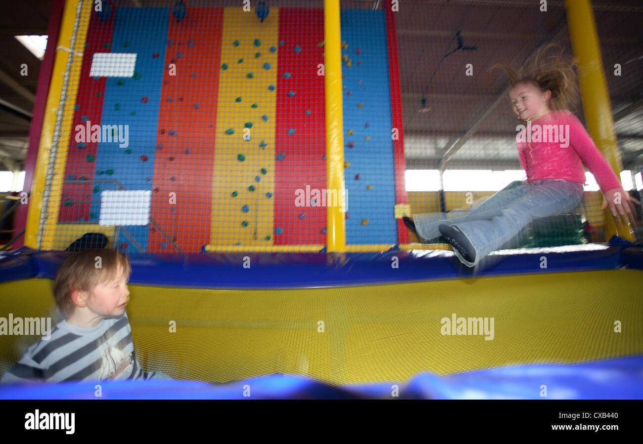 Rostock, kids saltando su un trampolino in Kinderland Rostock Foto Stock