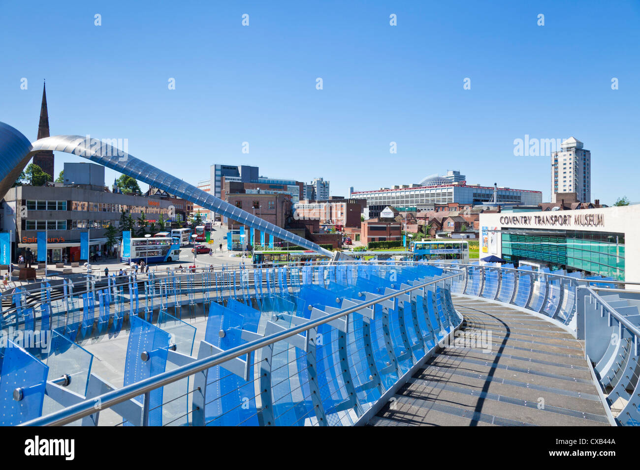 Coventry Transport Museum entrata e il Whittle Arch Millennium Square Coventry west Midlands England Regno unito Gb eu europe Foto Stock