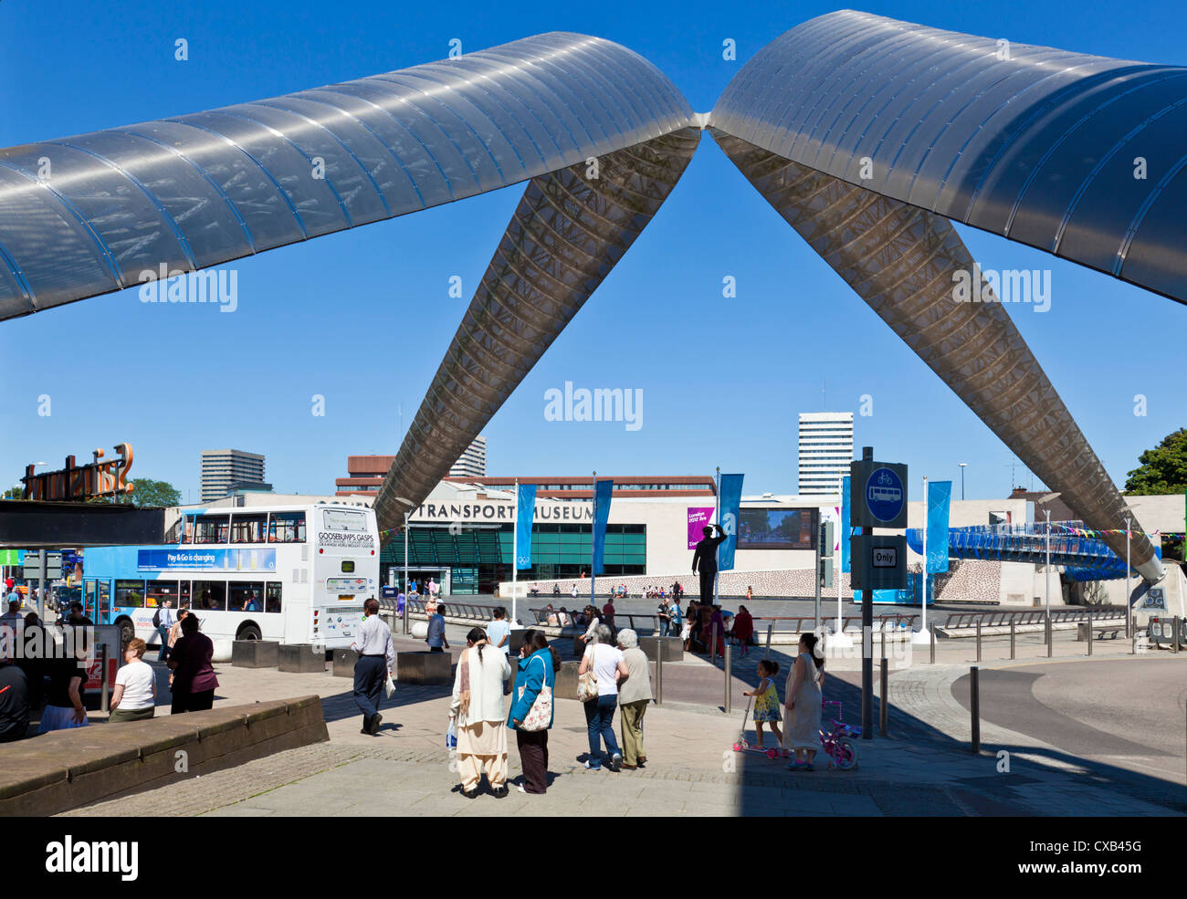 Coventry Transport Museum e il Whittle Arch Millennium Square Coventry west Midlands England Regno unito Gb eu europe Foto Stock