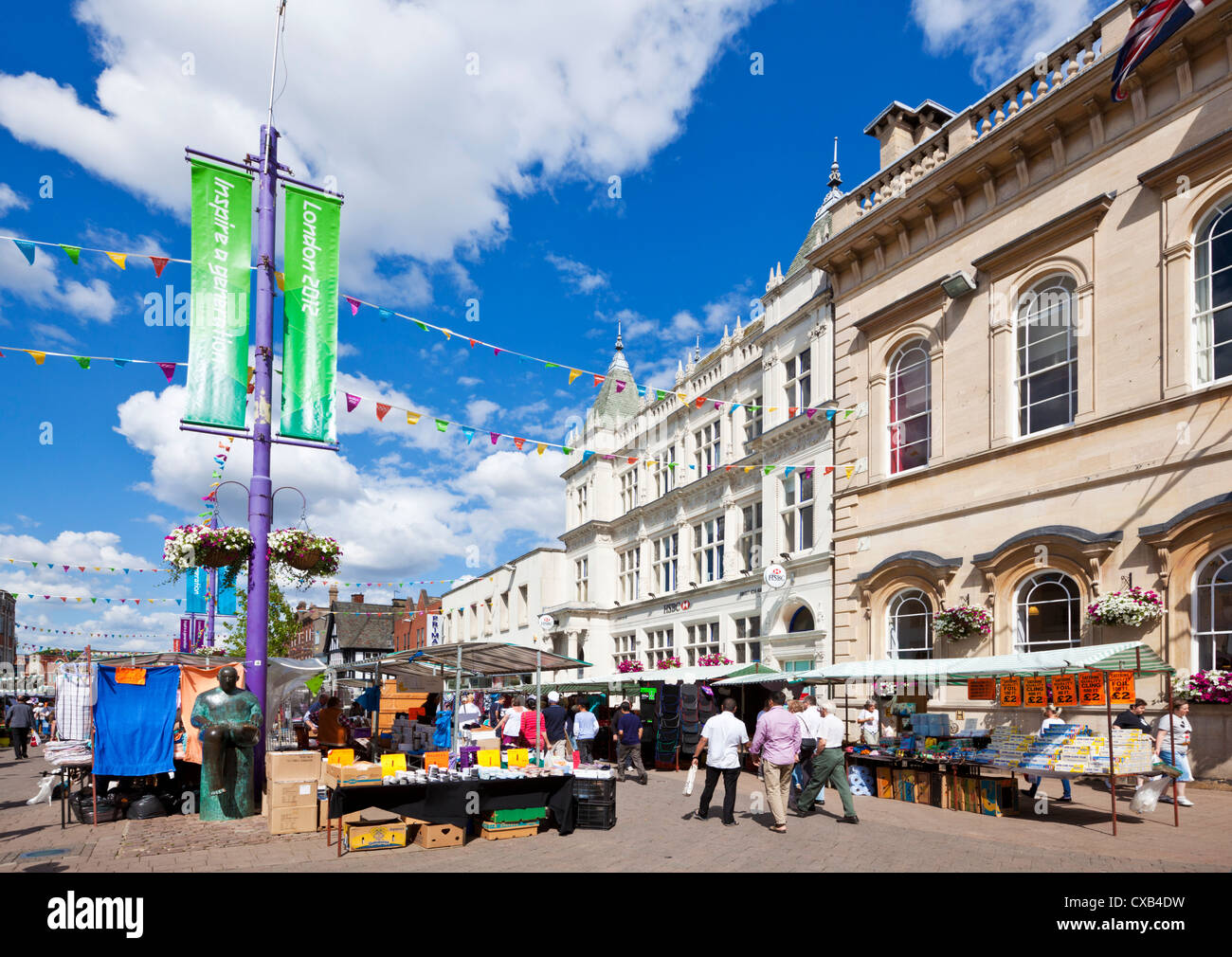 Mercato di Loughborough città affollata Centro Loughborough Leicestershire Inghilterra Regno Unito Europa Foto Stock
